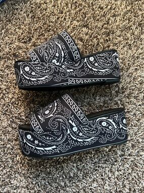 🆕 Platform Slide Sandals in Black Paisley